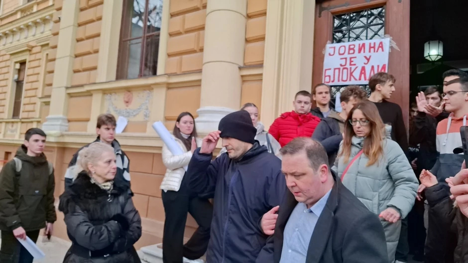 Profesori izvode iz škole nepoznatog muškarca (sa kapuljačom)