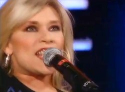 Biuściasta seksbomba ujawnia sekrety