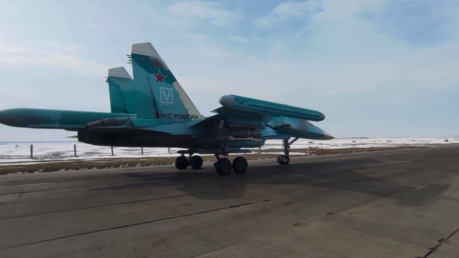 Rosyjski wielozadaniowy bombowiec taktyczny Su-34 — takie samoloty też padają ofiarą ukraińskich ataków