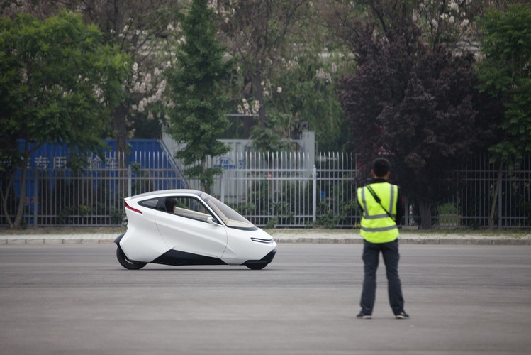 Firma zbudowała też wersję pojazdu z kierownicą i hamulcem – zapewne ta właśnie trafi do salonów jako pierwsza. Będzie kosztować mniej niż 16 tys. dolarów, jeśli linie produkcyjne będą w stanie produkować od 5 do 10 tys. sztuk rocznie.