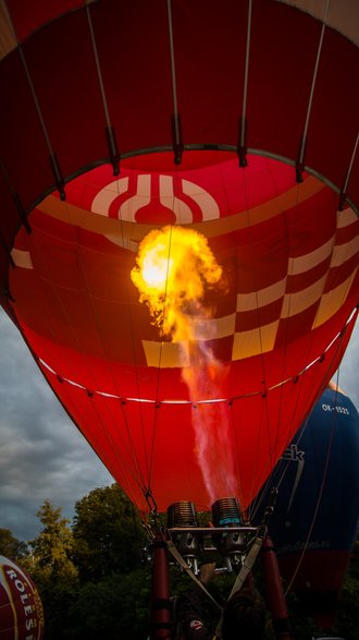 II Zawody Balonowe "In The Silesian Sky" - start balonów świtem z pszczyńskiego parku zamkowego - 25.06.2022 r. - autor: Andrzej Grynpeter