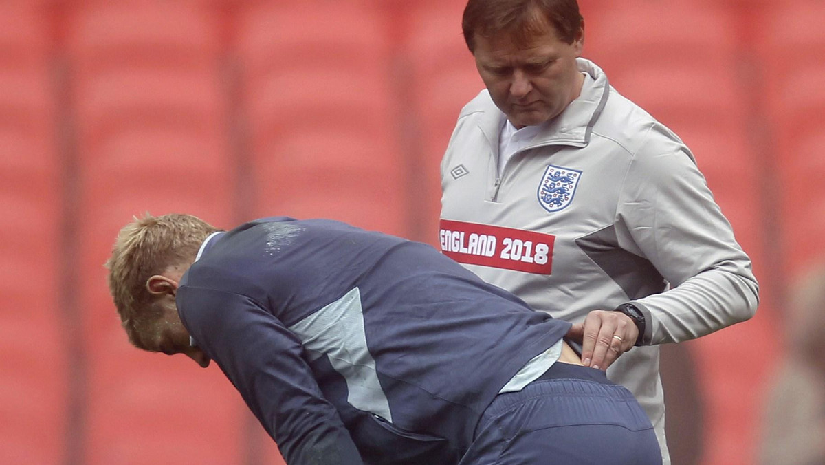 Joe Hart wraca do Manchesteru City ze zgrupowania angielskiej kadry. Bramkarz odniósł kontuzję pleców i podda się leczeniu już w swym klubie. To oznacza, że nie zagra w towarzyskim meczu przeciw Francji na stadionie Wembley.