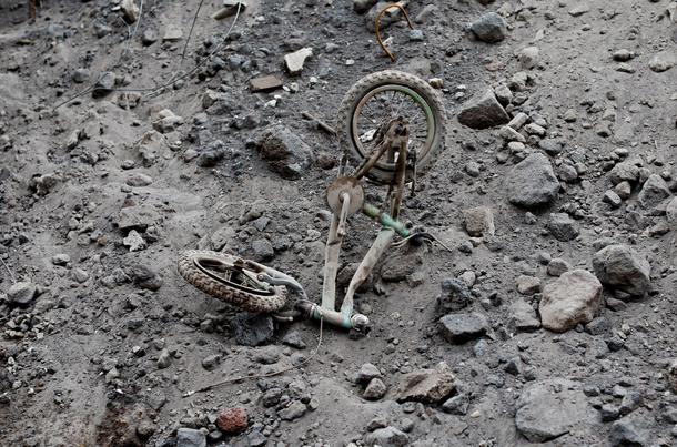 The Wider Image: In volcano's wake, Guatemalan town became a cemetery