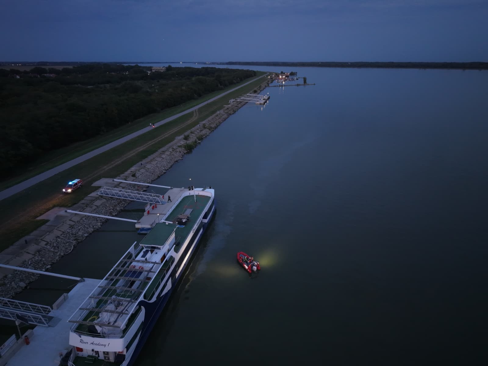 Z odstavenej lode na Dunaji pri Čilistove unikla do rieky nafta.