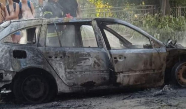 Izgoreo automobil kod Leskovca