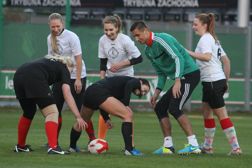 Niecodzienny trening piłkarzy Legii. Ćwiczyli z rugbystkami. ZDJĘCIA