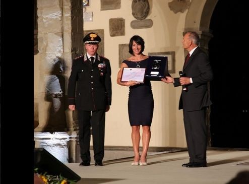 Marit Bjoergen w 'małej czarnej' zaprezentował swoje wielkie bicepsy