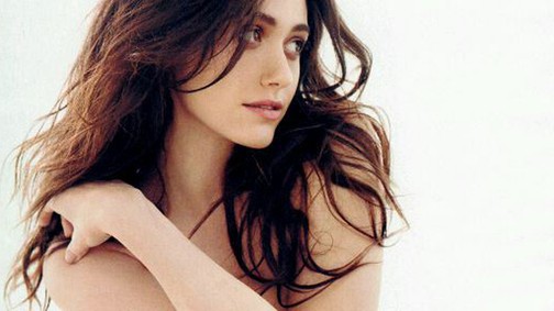 Szakadt harisnya semmi más: Emmy Rossum vetkőzött