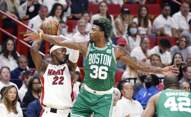 Koszykarz Miami Heat Jimmy Butler (L) i zawodnik Boston Celtics Marcus Smart (P)