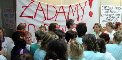 Protest pielęgniarek z Krakowa. Odeszły od łóżek pacjentów