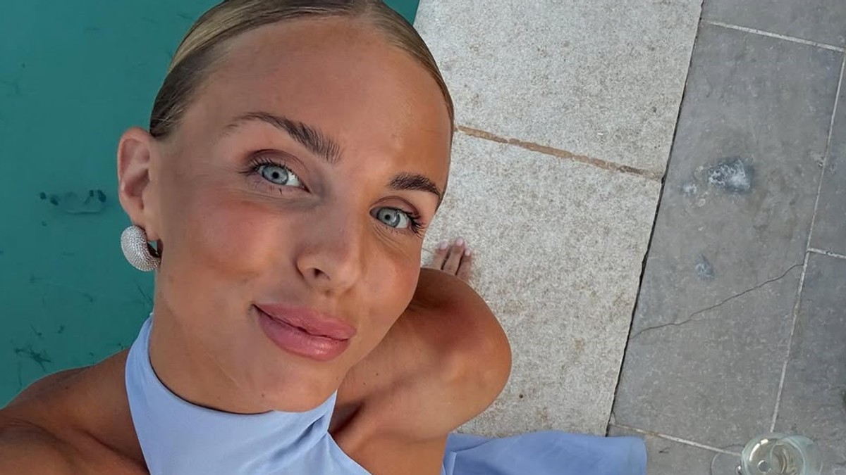 Kako da vam pramenovi ostanu iza ušiju tokom celog dana, viralni Tiktok trik