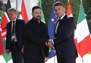 Francuski predsednik Emanuel Makron dočekuje ukrajinskog Volodimira Zelenskog 16. juna kod hotela Rojal u Evijanu gde se održava samit G7