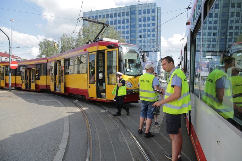 W Łodzi tramwaj się wykoleił. Piotrkowska bez komunikacji.