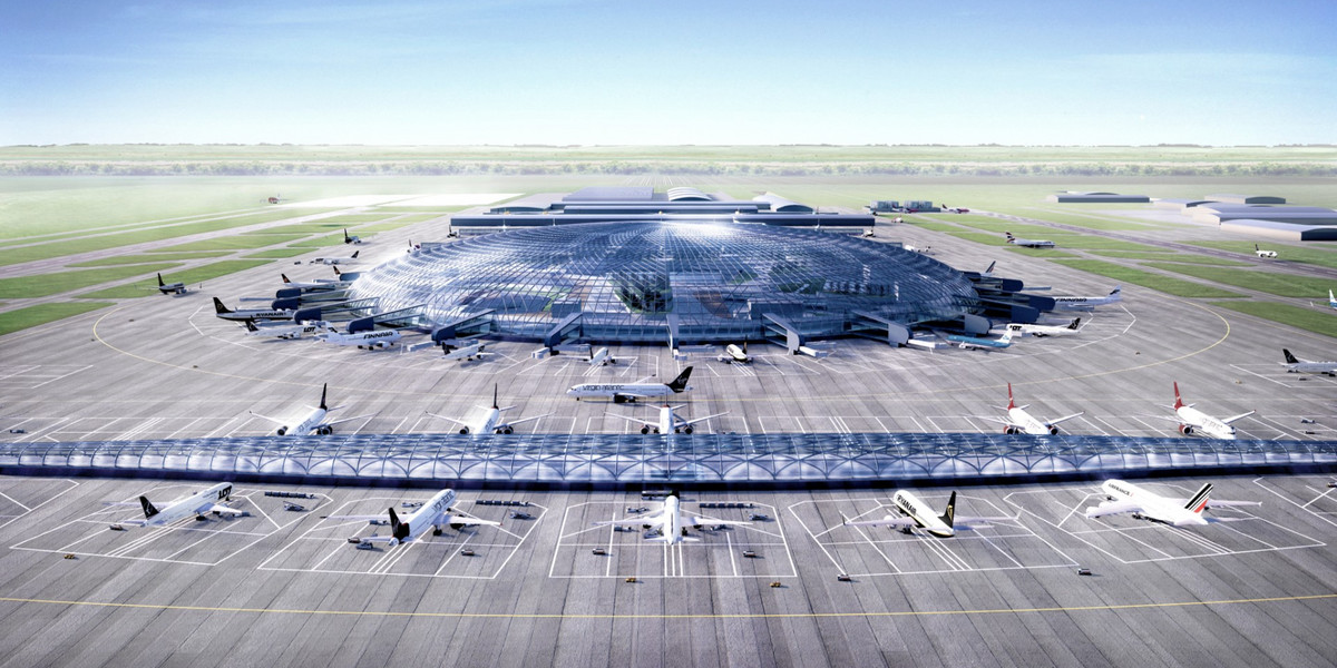 Według obecnych założeń, w pierwszej fazie lotnisko będzie posiadało dwie drogi startowe, umożliwiające obsługę 400 tys. operacji lotniczych rocznie i terminal pasażerski o przepustowości do 45 mln pasażerów rocznie