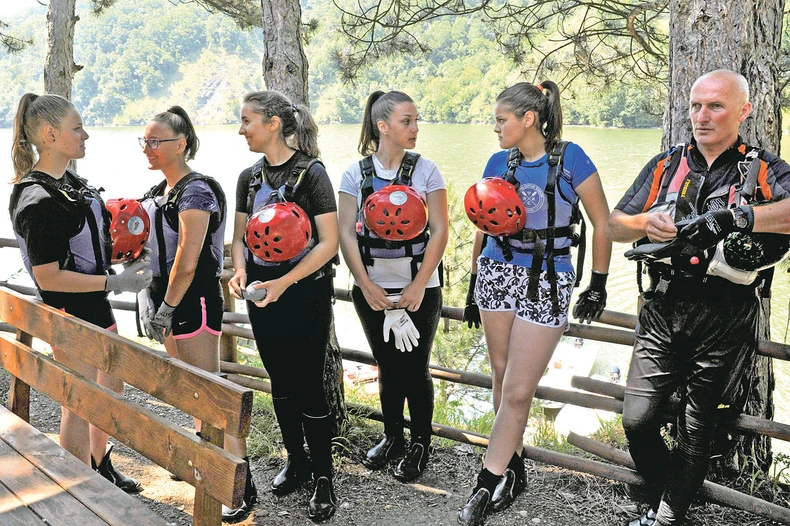 Dok jezero nije očišćeno, trenirale smo na plutajućoj deponiji: ženska rafting reprezentacija srbije