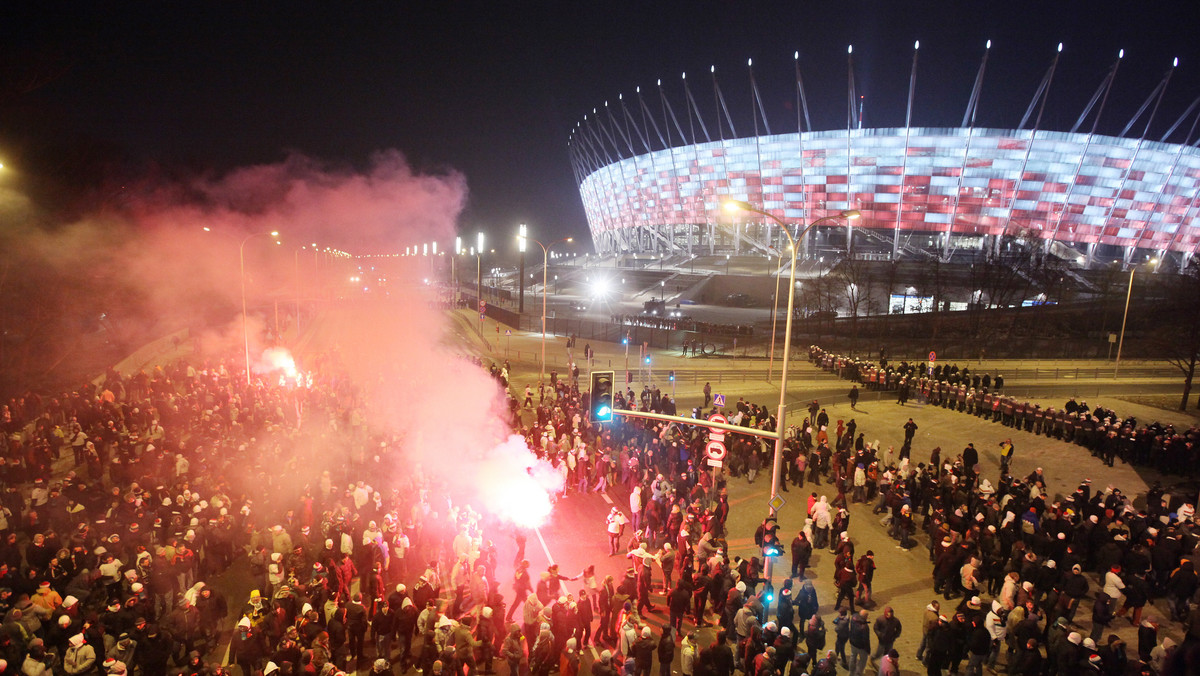 Kibice miejscowej Legii w drodze pod Stadion Narodow w Warszawie. W sobotę o godz. 17.00 rozpoczął się przemarsz fanów stołecznego klubu spod stadionu przy Łazienkowskiej pod Stadion Narodowy w proteście przeciwko odwołaniu meczu o Superpuchar Polski z Wisłą Kraków. Fani "Białej Gwiazdy" także mieli pojawić się w Warszawie w zorganizowanym przemarszu, ale ich demonstracja po południu została odwołana przez organizatorów. Fot. PAP/Paweł Supernak
(Onet/nz)