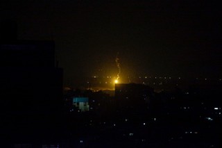 Konflikt izraelsko-irański. Rakiety uszkodziły rurociągi w rafinerii w Hajfie