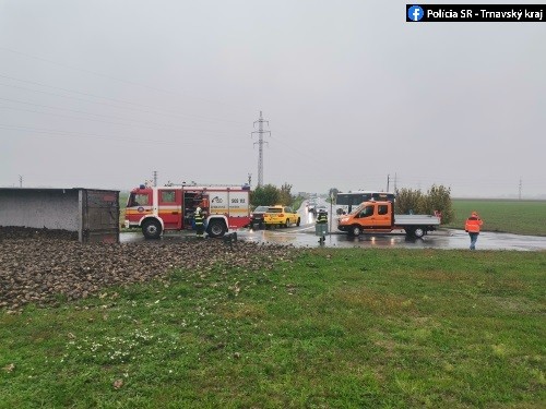 Po prevrátení sa takmer celý náklad vysypal na cestu.