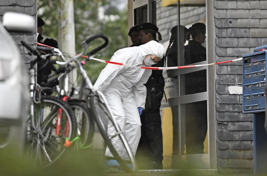Rendőrségi helyszínelők Solingenben, ahol az öt gyermek holttestét megtalálták egy lakótelepi lakásban /MTI/EPA/Sascha Steinbach