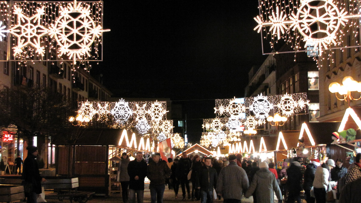 W tym roku za świąteczne dekoracje – Wrocław zapłaci ponad dwa miliony złotych. Tylu pieniędzy na iluminacje miasto jeszcze nie przeznaczało. To będą jedne z najdroższych ozdób w kraju. Więcej na światełka wydaje tylko Warszawa.