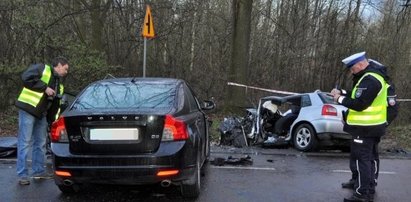 Narzeczeni jechali rozdać zaproszenia ślubne. Zderzyli się z księdzem. Zginęli!