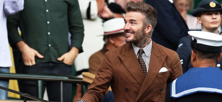 Maksymalna dawka dobrego stylu: David Beckham z mamą na trybunach Wimbledonu. FOTO