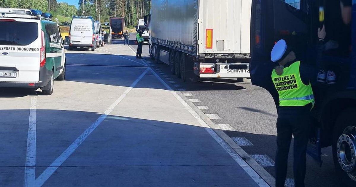  Inspektorzy ITD zatrzymali wesoły autobus. Kierowca miał zmiennika, ale ten też nie mógł pomóc 