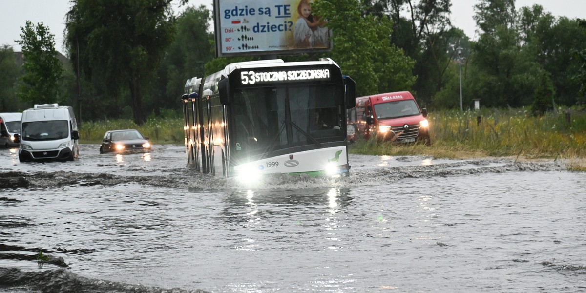 Szczecin sparaliżowany po ulewach. Zalane ulice, samochody miały problem z poruszaniem się po mieście