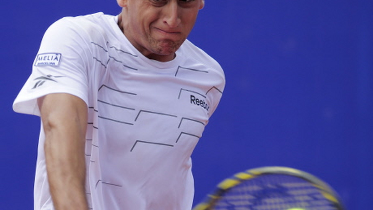 Najwyżej rozstawiony tenisista Hiszpan Nicolas Almagro pokonał faworyta gospodarzy Philippa Kohlschreibera 7:5, 7:5 w ćwierćfinale turnieju ATP na kortach ziemnych w Hamburgu (z pilą nagród 1,015 mln euro).