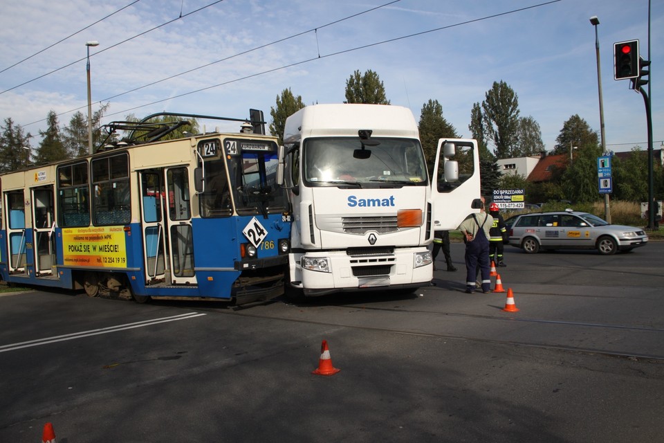 Tramwaj zderzył sie z tirem