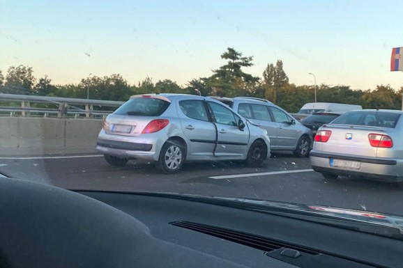 LANČANI SUDAR KOD ZMAJA Učestvovala najmanje tri vozila: Stvaraju se zastoji (FOTO)
