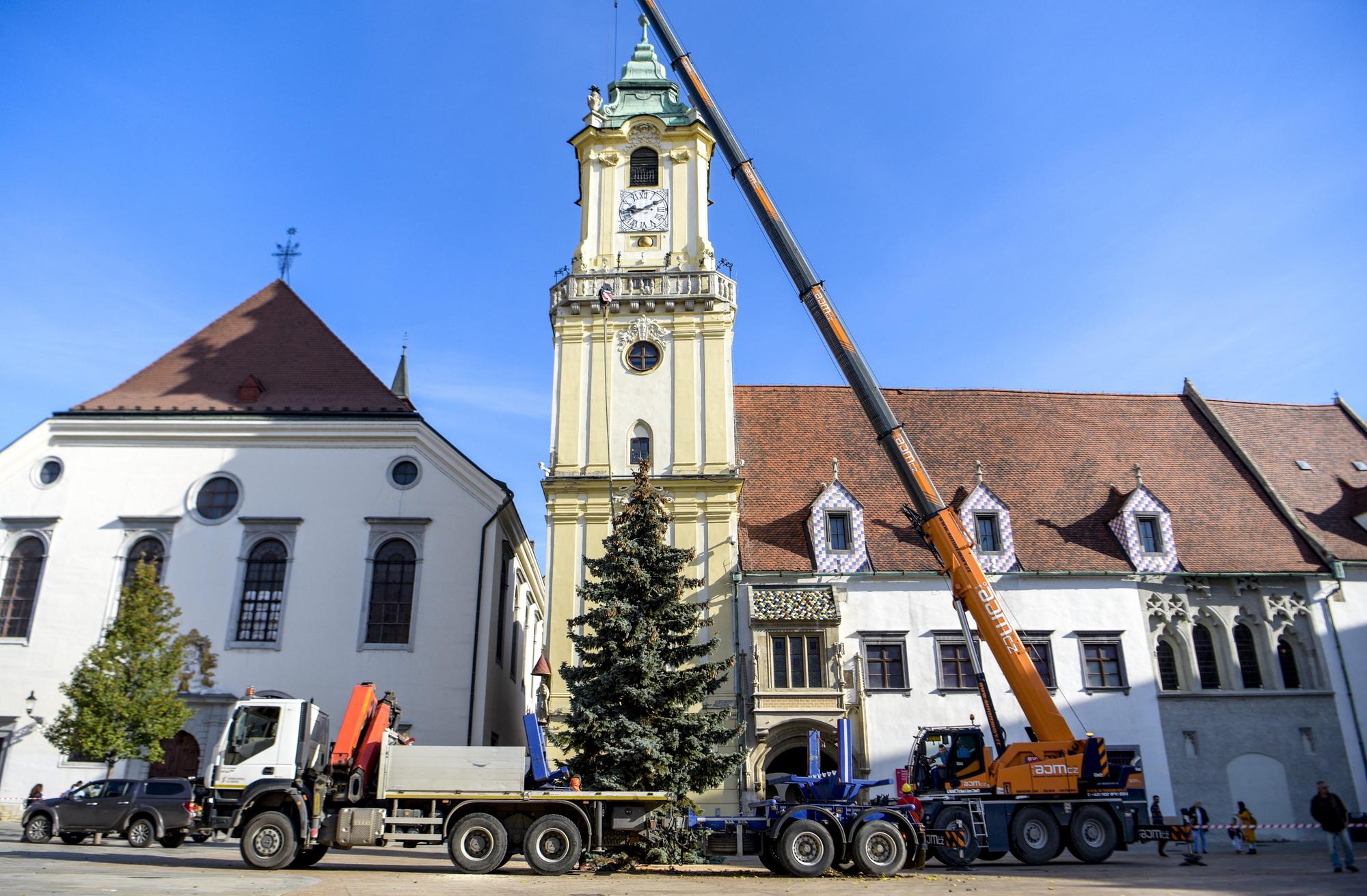 Hlavne námestie v Bratislave zdobí 12-metrový stromček.