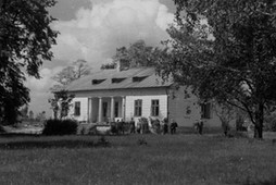 Umiastów, 1947-05-29. Dziennikarze przed klasycystycznym dworem z XIX w. 