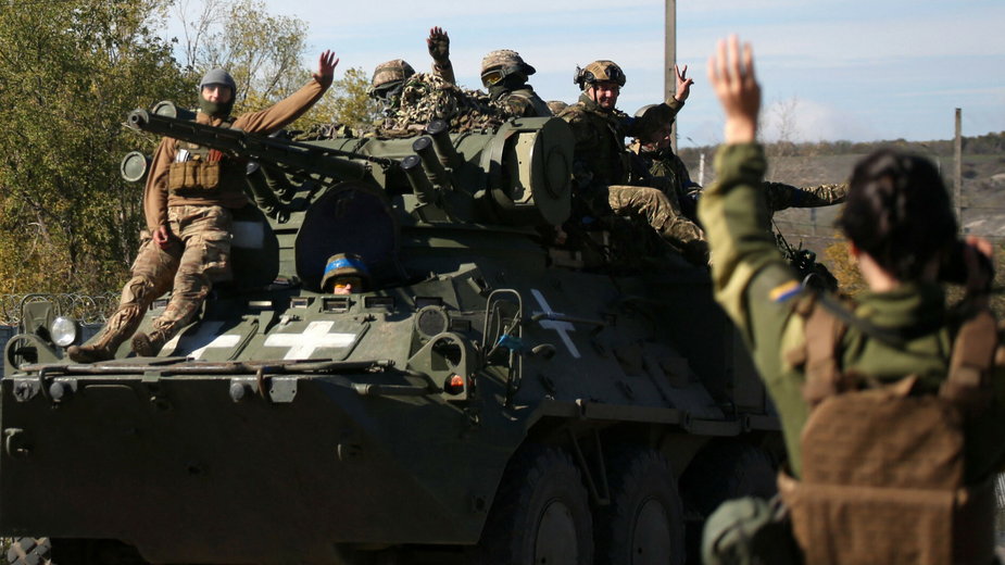 Ukraińscy żołnierze na bojowym wozie piechoty w obwodzie donieckim, 5 października 2022 r.