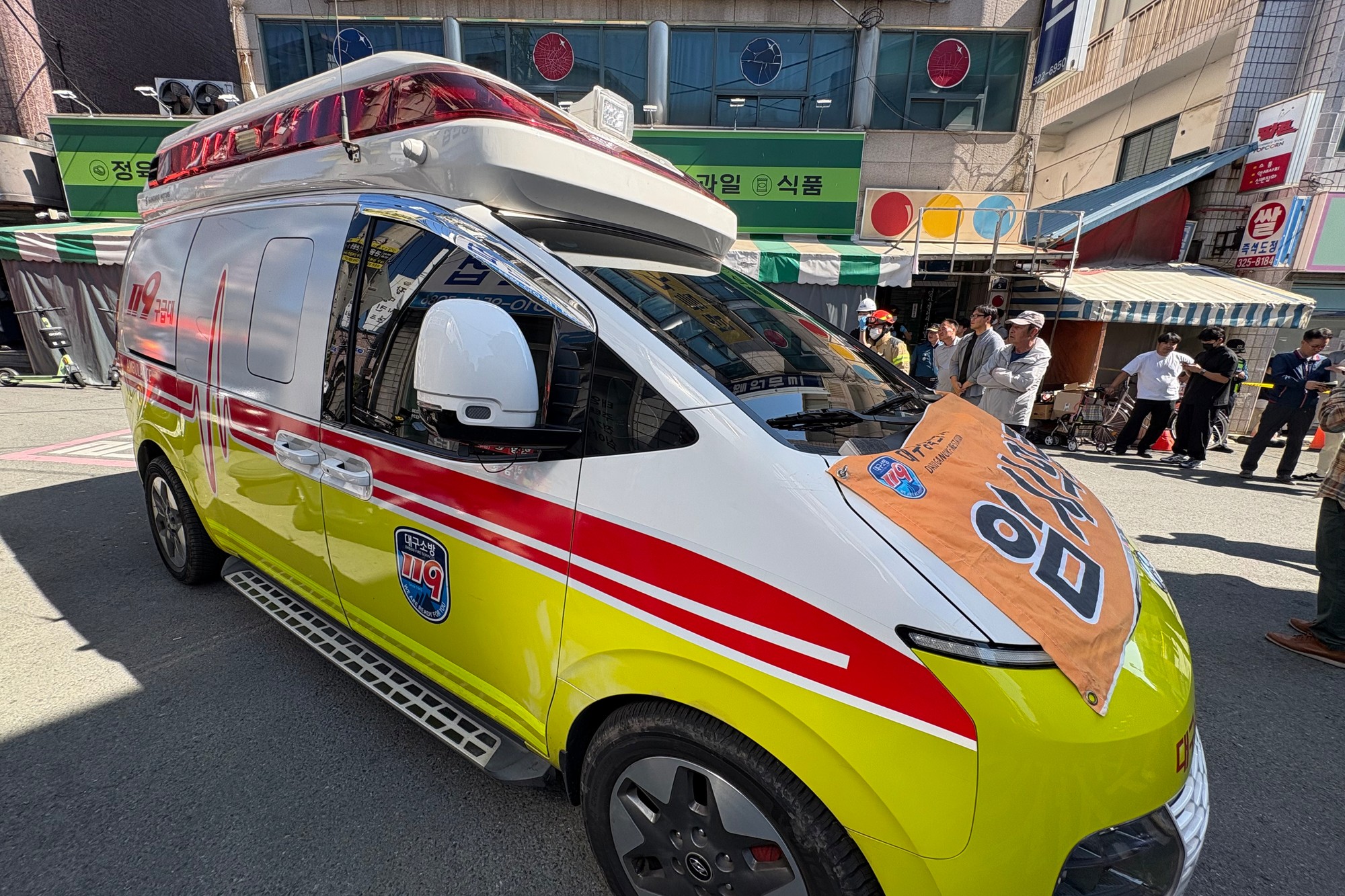 V supermarkete v juhokórejskom Tegu spadol strop.