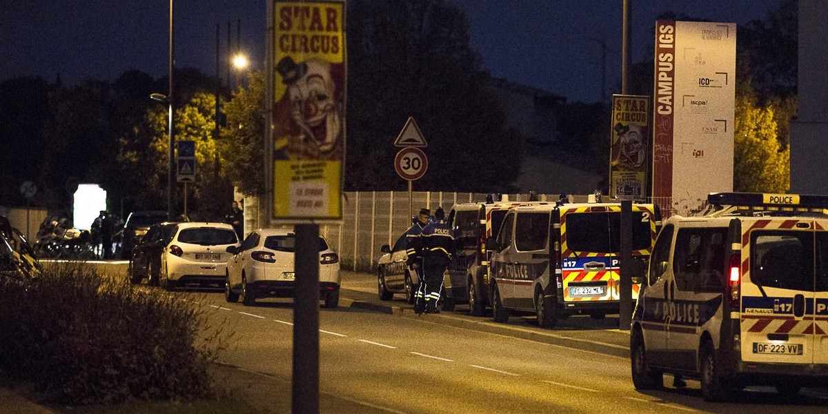 Rozpędzony samochód wjechał w tłum studentów