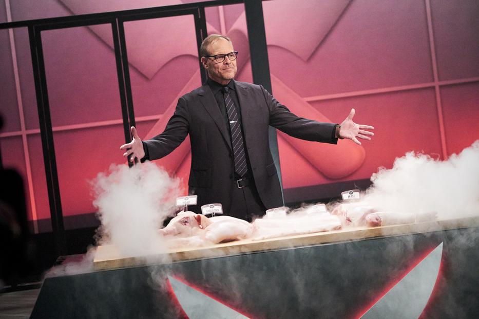 A műsorvezető Alton Brown, a humoráról és karakteres egyéniségéről ismert színész, televíziós személyiség, író és zenész