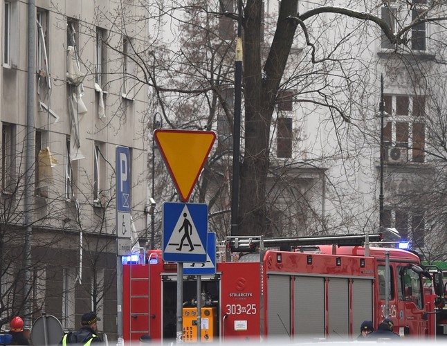 Strażacy przeszukują gruzy