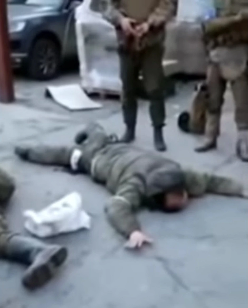 Snimak na kojem navodno ukrajinski vojnici pucaju na ruske zarobljenike