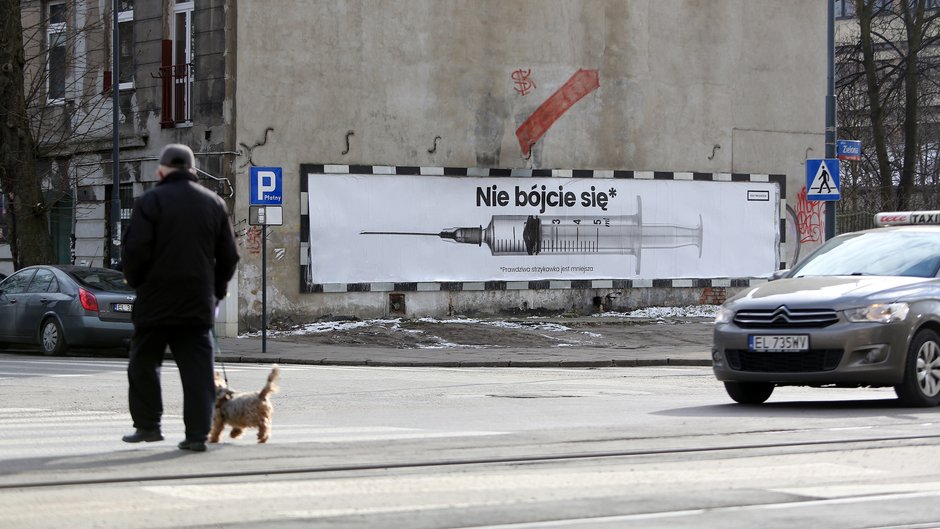 Bilboard zachęcający do szczepień pojawił się na rogu Zielonej i Strzelców Kaniowskich w Łodzi