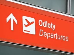 Kontrolerzy lotów nie godzą się na obniżki płac i odchodzą z pracy. Wiosną paraliż lotów nad Polską?