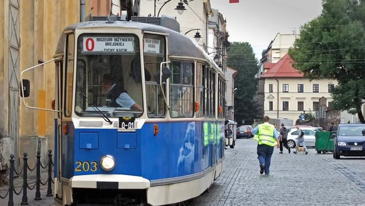 Specjalna tramwajowa linia muzealna obsługiwana historycznym taborem będzie kursować po Krakowie dłużej niż pierwotnie zakładano - do 16 września. Według wcześniejszych planów ostatni w tym roku kurs miał odbyć się 2 września.