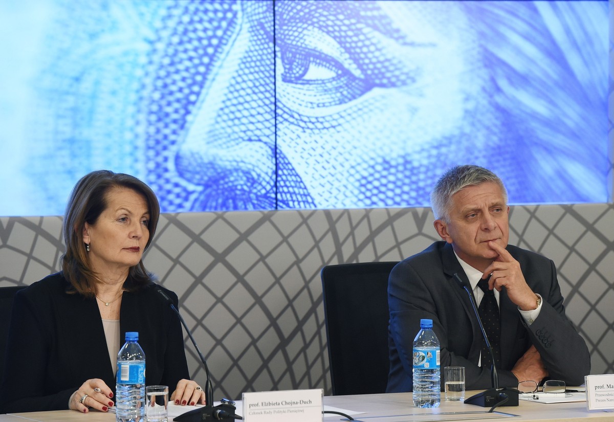 Członek RPP Elżbieta Chojna-Duch i przewodniczący RPP prezes NBP prof. Marek Belka podczas konferencji prasowej