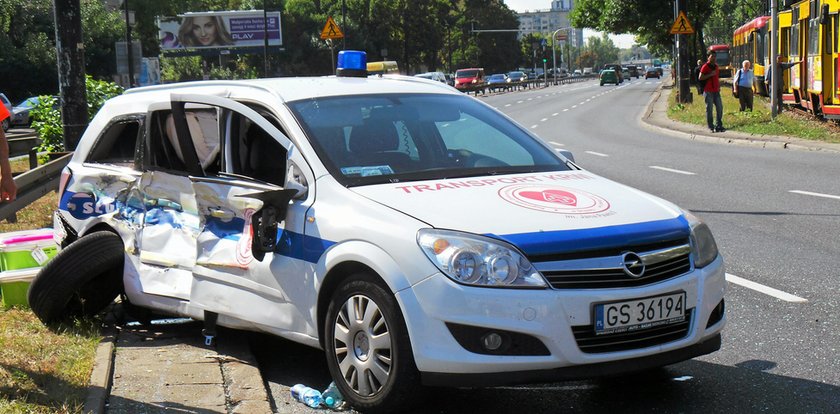 Ambulans zderzył się z tramwajem. Ranna pacjentka