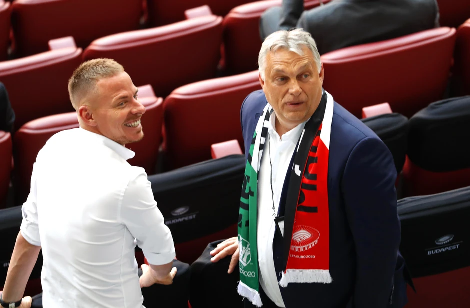 Orban je poznat kao ljubitelj fudbala (foto: sa mađarskim fudbalerom Balašom Džudžakom na utakmici između Mađarske i Portugala u Budimpešti 15. juna)