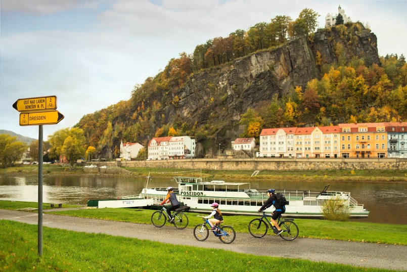 Na rowerze Tras rowerowych w Czechach są tysiące i mają one różny stopień trudności. Prowadzą zarówno drogami asfaltowymi, jak i polnymi oraz leśnymi ścieżkami. Jedną z najpopularniejszych jest Łabska Trasa Rowerowa – tylko na terenie Czech liczy blisko 400 km (łącznie od źródła w Karkonoszach do ujścia w Morzu Północnym ponad 1 tys. km). Wiedzie wzdłuż Łaby przez m.in. Szpindlerowy Młyn (popularny ośrodek narciarski i centrum turystyki górskiej), Dvůr Králové (warto zwiedzić pobliski ogród zoologiczny z afrykańskim safari), Jaroměř (twierdza Josefov, która strzegła granic ziem czeskich już od końca XVIII wieku), Hradec Králové (architektura Josefa Gočára, jednego z najsłynniejszych czeskich architektów), Mělník (pałac i winnica założona przez króla Karola IV Luksemburskiego), Litoměřice (Plac Pokoju z unikatowymi domami gotyckimi) i krainę Czeskiej Szwajcarii (Park Narodowy i Brama Pravčická, czyli największa skalna brama piaskowcowa w Europie).