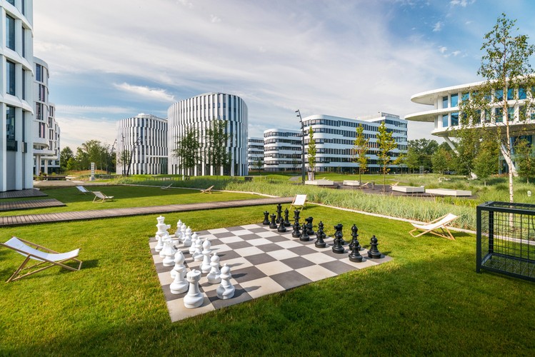 Nie tylko naturalne otoczenie Business Garden zasługuje na uwagę. Pracownia JSK Architekci postawiła na ekologiczną technologię, dzięki której gospodarowanie wodą opadową pozwala na nawadnianie zieleni, a także napełnianie zbiorników wodnych. To tylko jeden z przykładów zielonych rozwiązań zastosowanych w tym parku biznesowym.