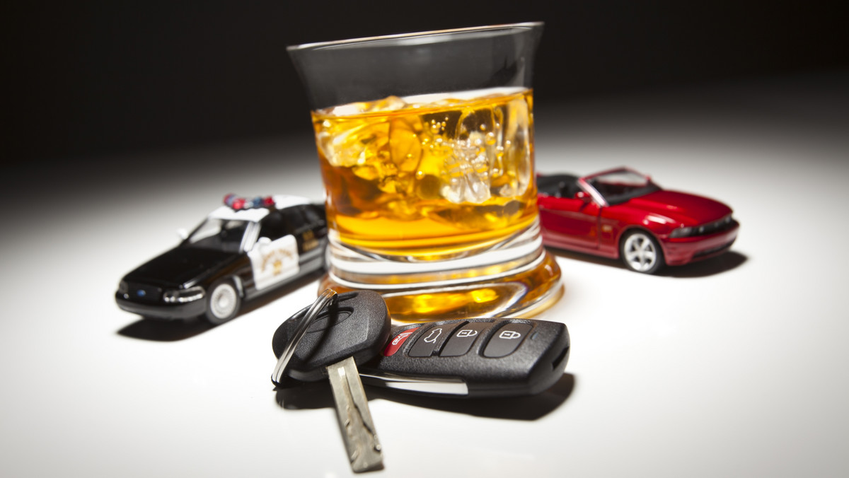 Kierowca, który zostanie skazany za prowadzenie pod wpływem alkoholu, straci prawo jazdy na okres od 3 do 15 lat i zapłaci co najmniej 5 tys. zł; za ponowną jazdę po alkoholu i spowodowanie wypadku będzie grozić dożywotnia utrata prawa jazdy - proponuje rząd.