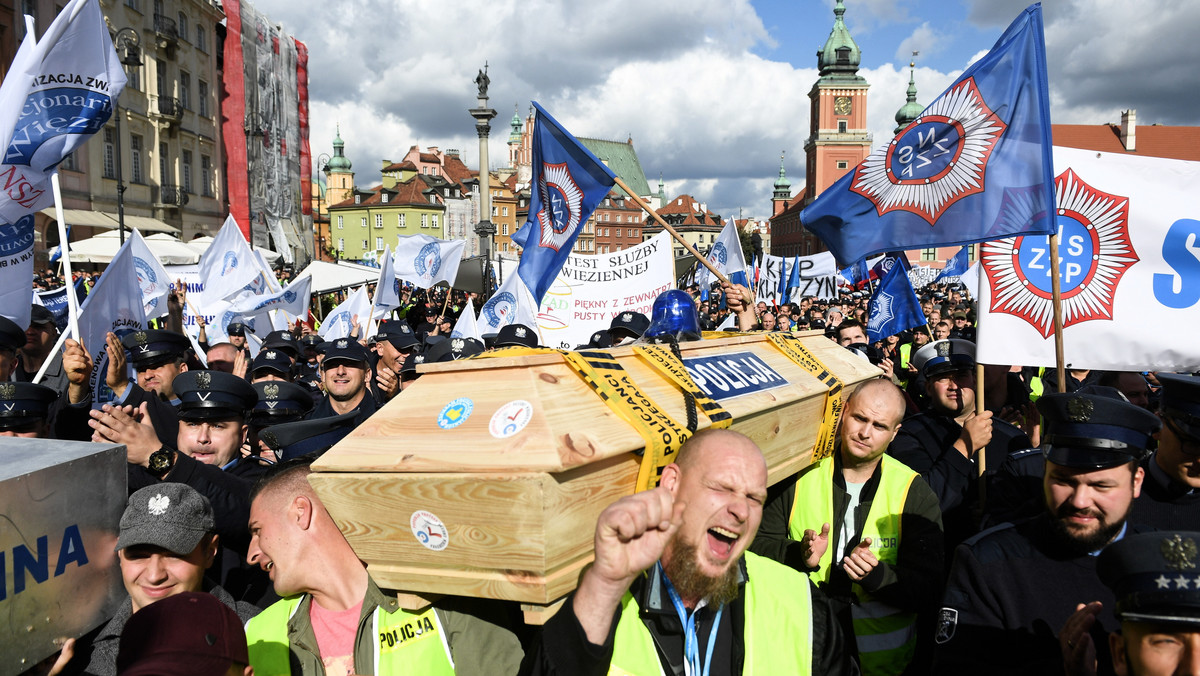 ZUS nie może zrobić kontroli ws. L4 strajkujących policjantów 