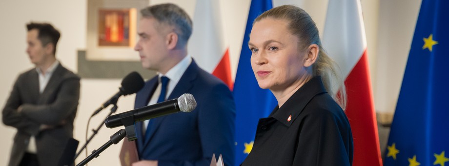 O tym, co dalej z laptopami dla uczniów zdecydują Barbara Nowacka, minister edukacji, i Krzysztof Gawkowski, wicepremier i minister cyfryzacji. Zdaniem Wojciecha Płażalskiego, eksperta BCC, będzie to wyzwaniem dla nowego rządu, który prawdopodobnie stworzy nowy program – kontynuację „Laptopa dla ucznia”. – Chociażby po to, aby „odzyskać” wydane na razie z budżetu państwa pieniądze, ze względu na zakwestionowanie programu przez Komisję Europejską. Aby „odchudzić” tornister uczniów, rząd prawdopodobnie będzie rozważał wprowadzenie w przyszłości tabletów – przewiduje ekspert BCC. Warszawa, luty 2024 r.